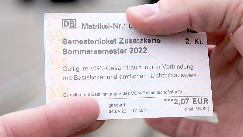 Ein Semesterticket für das Sommersemester. Foto: Gregor Bauernfeind/dpa