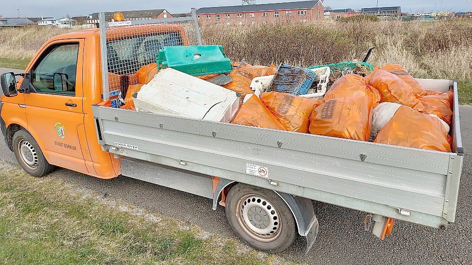 Der Landkreis Leer unterstützte die Aktion mit der Entsorgung der vollgeladenen Müllsäcke. Foto: Stadt Borkum
