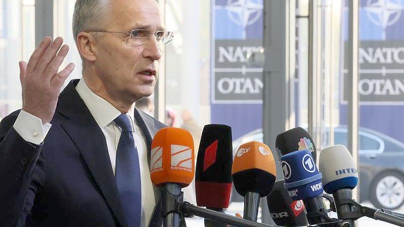 Nato-Generalsekretär Jens Stoltenberg spricht vor einem Sondergipfel Ende März mit Journalisten. Foto: Benoit Doppagne/BELGA/dpa