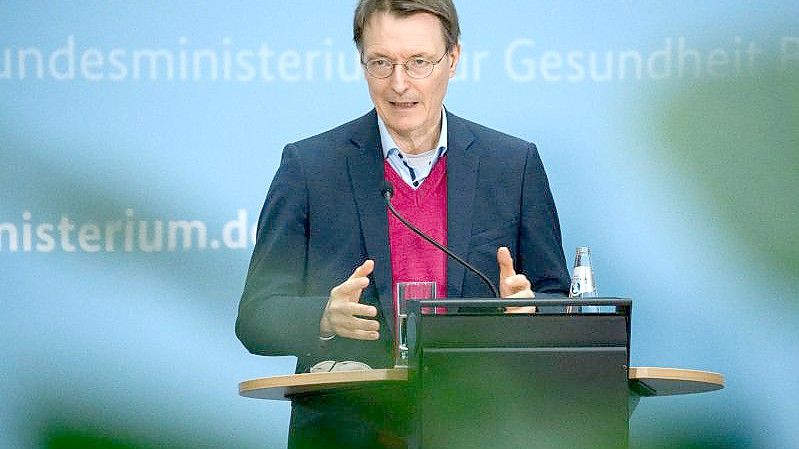 Bundesgesundheitsminister Karl Lauterbach (SPD) äußert sich bei einer Pressekonferenz zu neuen Quarantäne-Regeln. Foto: Bernd von Jutrczenka/dpa