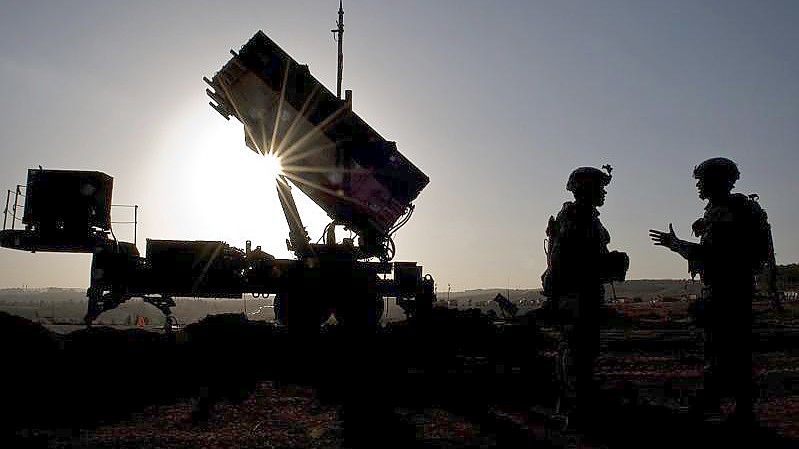 US-Soldaten unterhalten sich nach einer routinemäßigen Inspektion eines Raketenabwehrsystems Patriot auf der türkischen Militärbasis in Gaziantep. Foto: MSgt Sean M. Worrell/US Air Force/dpa