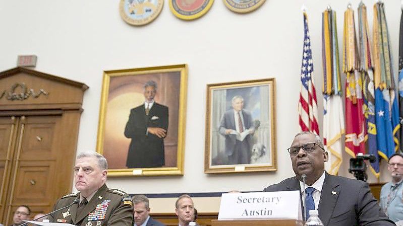 US-Verteidigungsminister Lloyd Austin (vorne r) und Generalstabschef Mark Milley (vorne l). Foto: Evan Vucci/AP/dpa