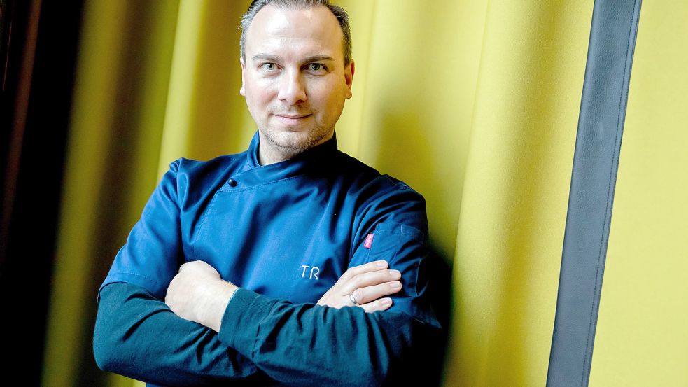 Tim Raue, zwei Sterne, kocht in seinem Berliner Restaurant Menüs aus der Magenta-TV-Serie „Herr Raue reist!“. Foto: picture alliance/dpa