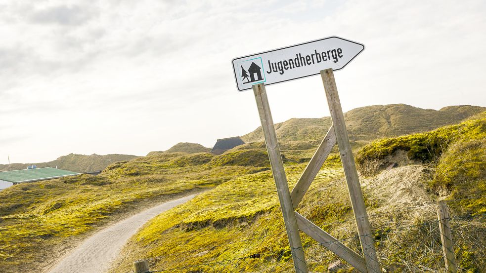 In Ostfriesland kann der Weg zur Jugendherberge wie hier auf Norderney auch durch Dünen führen. Fotos: DJH-Landesverband Unterweser-Ems