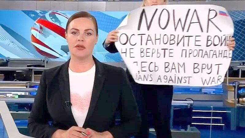 Die Protestaktion von Marina Owssjannikowa (hinten) löste eine Welle der Anerkennung aus. Foto: ---/Social Media/dpa