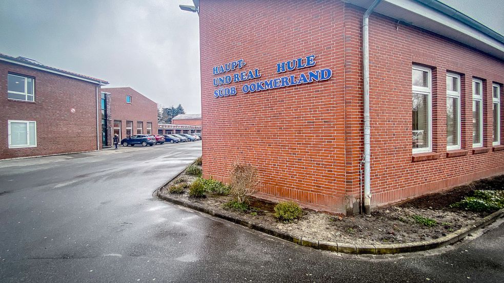Die Nachnutzung der Haupt- und Realschule in Moordorf, die im Sommer geschlossen wird, wird weiterhin heiß diskutiert. Foto: Cordsen