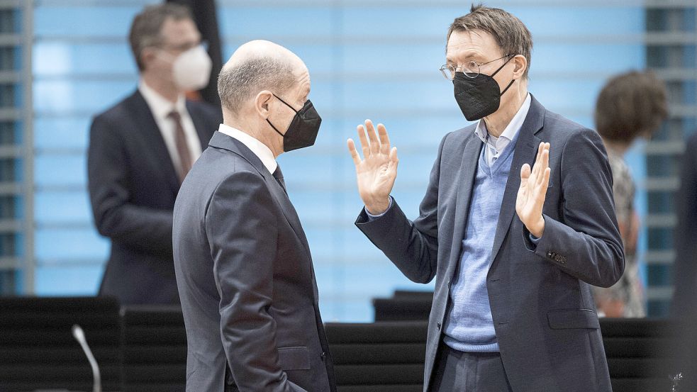 In Erklärungsnot: Gesundheitsminister Karl Lauterbach (rechts) im Gespräch mit Bundeskanzler Olaf Scholz Foto: Gaertner/Photothek/Imago Images
