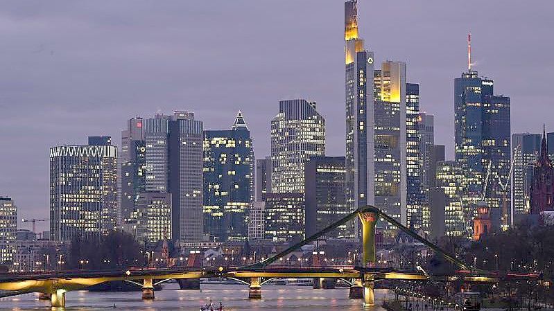 Gewerkschaft und Arbeitgeber haben sich auf einen Tarifabschluss für die privaten Banken in Deutschland geeinigt. Foto: Arne Dedert/dpa