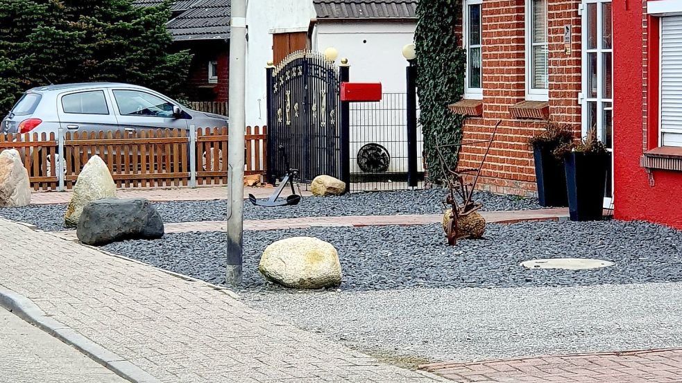Ehemals grüne Vorgärten werden mitunter aber auch zurückgebaut in eine Steinwüste. Foto: Rebecca Kresse