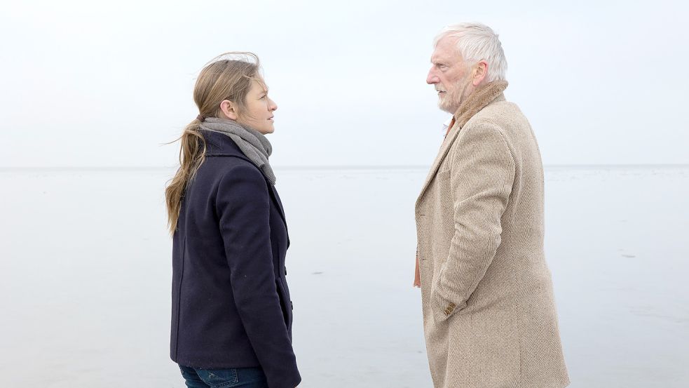 Der von Ernst Stötzner dargestellte Vater von Ann-Kathrin Klaasen (Julia Jentsch) scheint nicht die Lichtgestalt zu sein, für die sie ihn immer gehalten hat. Foto: Tom Heise