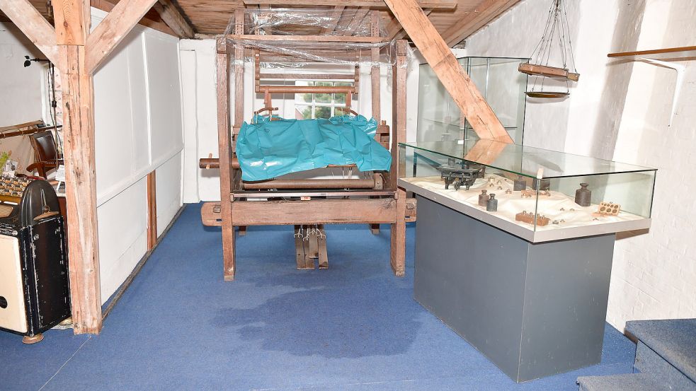 Der historische Webstuhl hat, ersichtlich am Fleck auf dem Teppich, Wasser abbekommen. Foto: Wagenaar