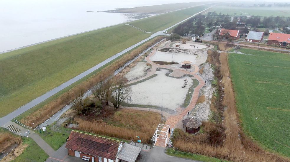 Blick auf den sanierten Trockenstrand kurz nach Ende der Maßnahmen. Die Gesamtkosten für die Maßnahme betrugen rund 1,2 Millionen Euro. Die Höhe der Förderung aus dem Programm „Dorfentwicklung“ lag bei rund 617.000 Euro. Foto: Archiv