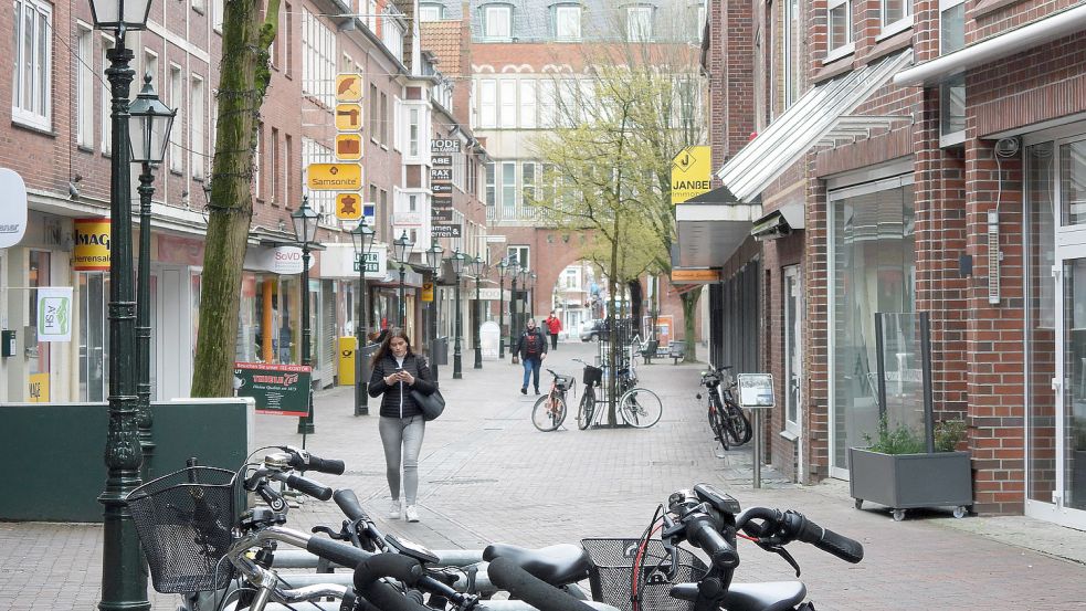 Klein, aber besonders: die Fußgängerzone der Brückstraße hinter dem Emder Rathaus hat sich gemausert. Fotos: F. Doden