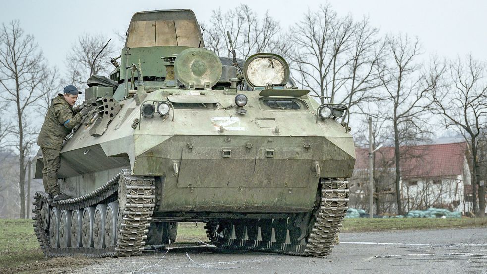Auf russischen Militärfahrzeugen ist das „Z“ oft zu sehen. Es steht für „Auf den Sieg“. Das Foto zeigt einen ukrainischen Soldaten, der bei Charkiw ein erbeutetes russisches Fahrzeug untersucht. Foto: Celestino Arce Lavin/ZUMA Press Wire/dpa