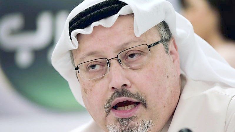 Jamal Khashoggi während einer Pressekonferenz im Februar 2015. Foto: Hasan Jamali/AP/dpa