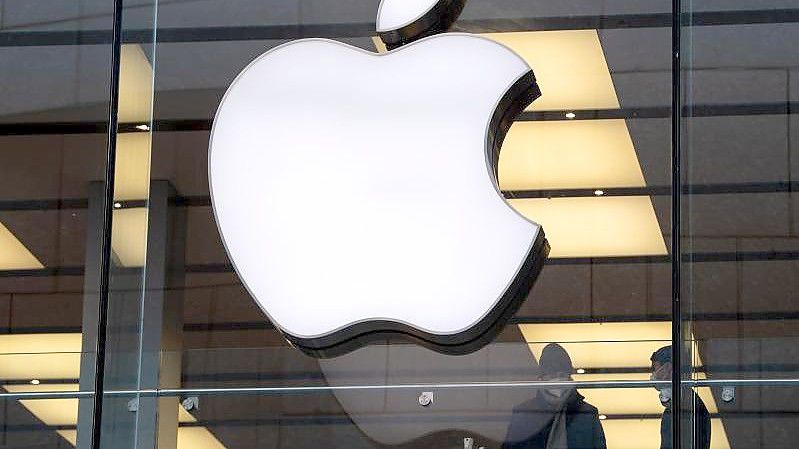 Das Logo des Technologieunternehmens Apple ist am Apple Store in der Innenstadt von München zu sehen. Foto: Sven Hoppe/dpa