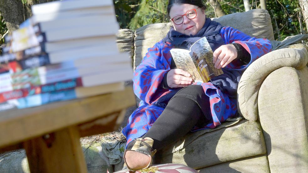 Moa Graven macht es sich gerne im großen Garten ihres Krimihauses bequem. Foto: Ortgies