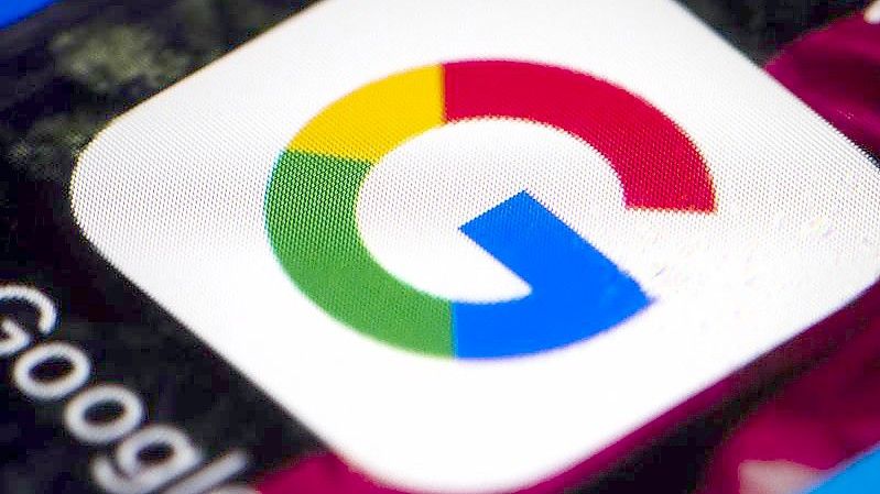 Das Google-Logo auf einem Smartphone. Foto: Matt Rourke/dpa