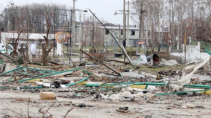 Völlige Zerstörung: Trümmer liegen auf dem Boden in der Nähe von Butscha. Foto: Ukrinform/dpa