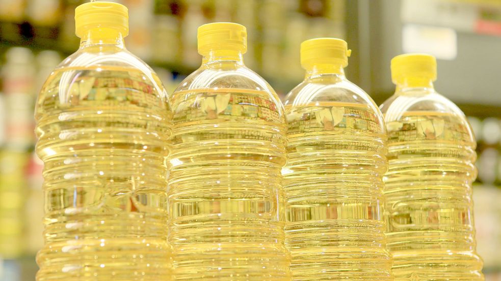 Einfaches Sonnenblumenöl ist in vielen Supermärkten derzeit Mangelware. Ein Großteil der Ware stammt üblicherweise aus Russland und der Ukraine. Foto: dpa
