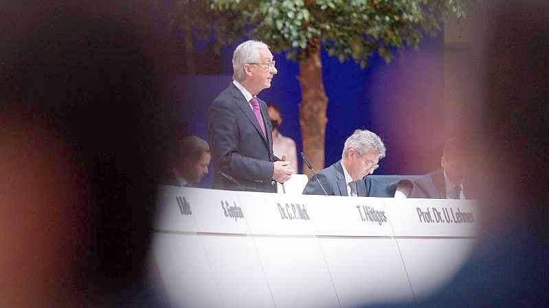 Ulrich Lehner, Vorsitzender des Aufsichtsrates der Deutschen Telekom, spricht bei der Hauptversammlung des Unternehmens. Foto: Henning Kaiser/dpa