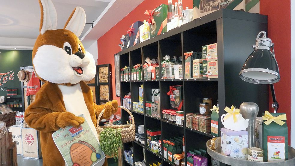 Der Osterhase hat sich schon einmal in den Geschäften des Rathaus-Karrees umgesehen. Er wird am Sonnabend in der Brückstraße unterwegs sein. Foto: F. Doden
