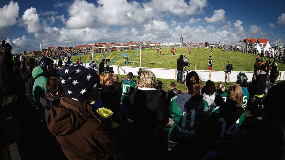 2015 übertrug der Pay-TV-Sender Sky sogar ein Punktspiel des TSV Juist aus dem „Dünenkessel“ live. Foto: Doden