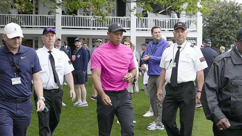 Comeback beim Masters: Tiger Woods auf dem Weg zum ersten Abschlag. Foto: Charlie Riedel/AP/dpa