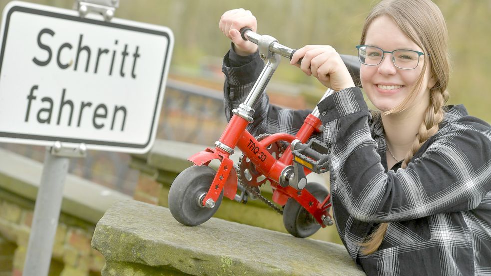 Volontärin Dorothee Hoppe und das kleine Artisten-Rad. Foto: Ortgies