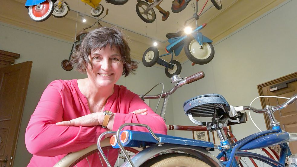 Birgit Zimmermann unter dem Dreirad-Mobile. Foto: Ortgies