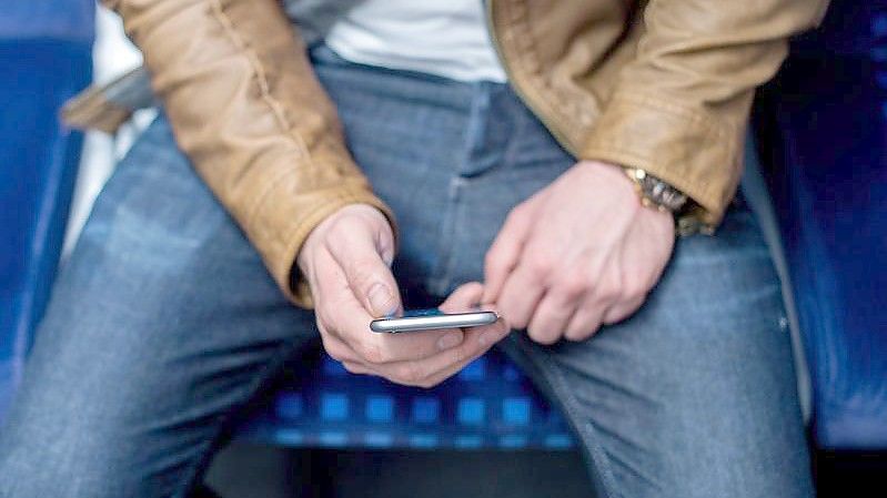 Bahnreisende in Deutschland werden in Zukunft immer häufiger unterwegs eine stabile Mobilfunkverbindung nutzen können. Foto: picture alliance / Hauke-Christian Dittrich/dpa