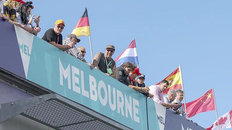 Zuschauer warten auf den Beginn des ersten Trainings zum Großen Preis von Australien. Foto: Asanka Brendon Ratnayake/AP/dpa