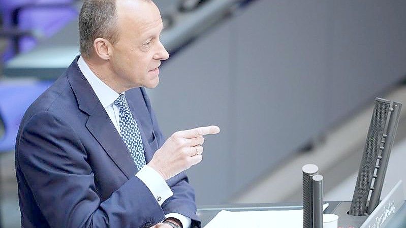 Oppositionsführer Friedrich Merz im Bundestag. Die CDU will den Nachtragshaushalt der Ampelkoalition mit einer Verfassungsklage aushebeln. Foto: Kay Nietfeld/dpa