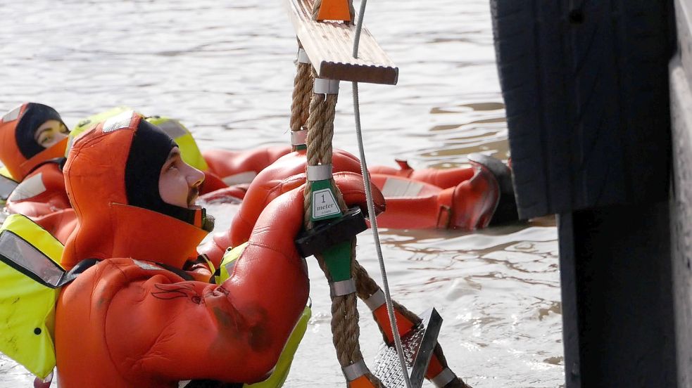 Kursteilnehmer müssen eine Leiter erklimmen.Foto: Keller