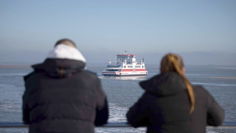 Eine Fähre legt aus Dagebüll ab und macht sich auf den Weg nach Föhr und Amrum. Foto: dpa/Christian Charisius