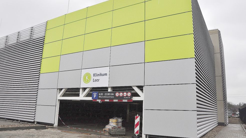 Ende Mai wird das Parkhaus für Mitarbeiter am Klinikum in Leer fertig sein. Foto: Wolters