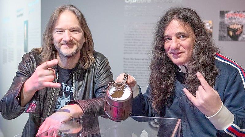 Esben Horn (10 Tons), Rock Fossils-Mitbegründer, und Sänger Andreas „Gerre“ Geremia (Tankard, r) mit einem Modell des Schlangensterns „Ophiura tankardi“. Foto: Boris Roessler/dpa