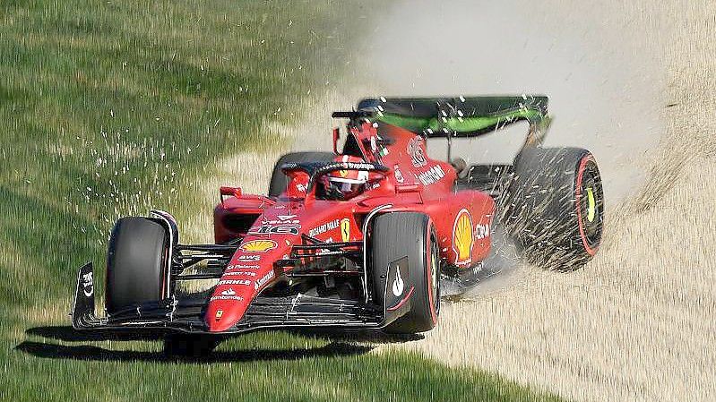 Ferrari-Pilot Charles Leclerc kommt im Freien Training von der Rennstrecke ab. Foto: Joel Carrett/AAP/dpa