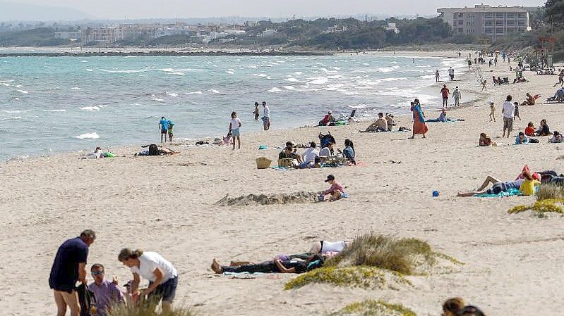 Sonne, Strand und Meer: Menschen am Wasser die sommerlichen Temperaturen. Foto: Clara Margais/dpa