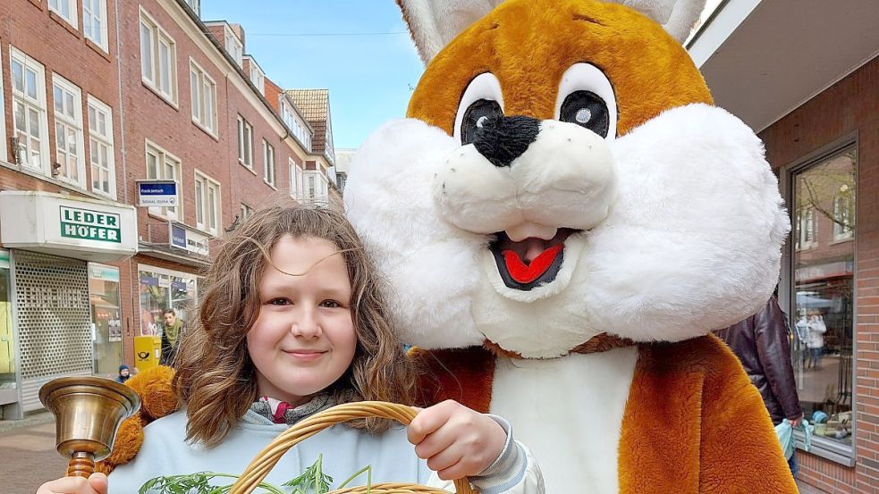 Der Osterhase mit seiner Helferin Diana Meyer bei einem Besuch in der Emder Brückstraße. Foto: Hanssen