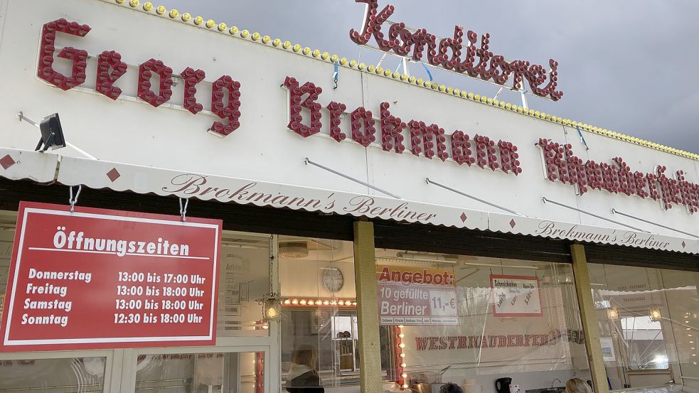 Auch in die Berliner-Bude der Reisekonditorei Brokmann an der Rhauderwieke in Rhauderfehn brachen die Unbekannten ein. Dort stahlen sie Wechselgeld, Süßigkeiten und eine Leukin-Spendendose. Foto: Rübesam