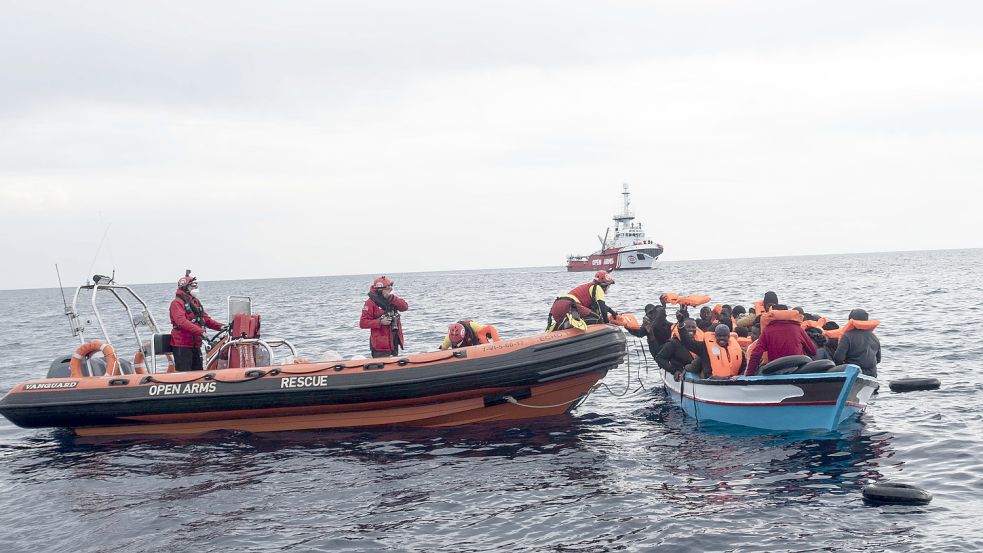 Auch die Flüchtlinge, die zum Teil über Wochen auf dem Mittelmeer treiben, haben Fürchterliches erlebt. Foto: Lubaki/dpa