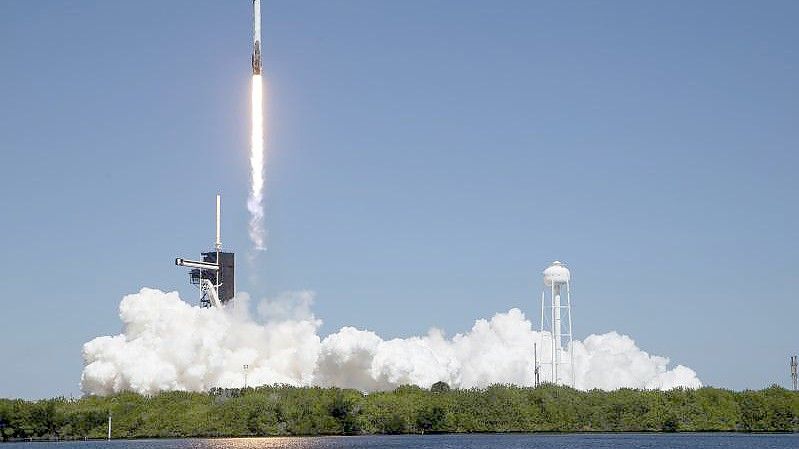 Eine SpaceX-Falcon-9-Rakete mit einer „Crew Dragon“-Raumkapsel und den privaten Raumfahrern an Bord hebt vom Weltraumbahnhof Cape Canaveral ab. Foto: Joel Kowsky/NASA/AP/dpa