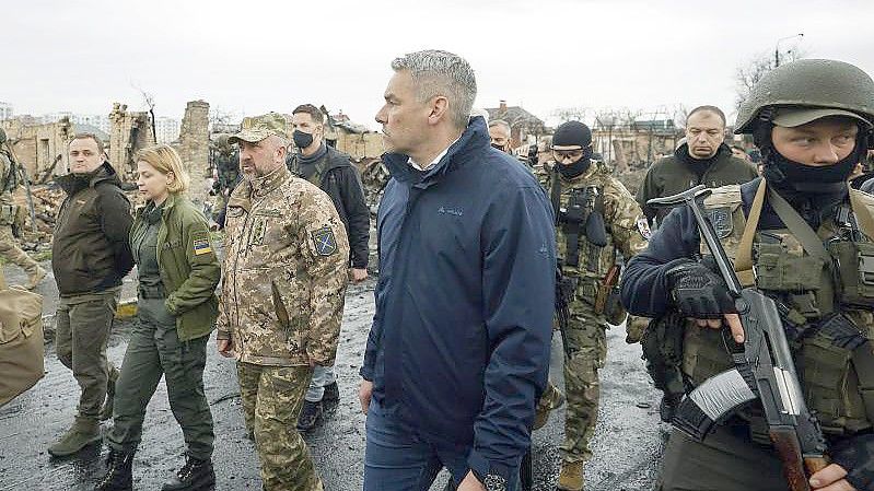 Karl Nehammer besucht die Stadt Butscha, wo mehrere Hundert Zivilisten getötet wurden. Foto: Dragan Tatic/BUNDESKANZLERAMT/APA/dpa