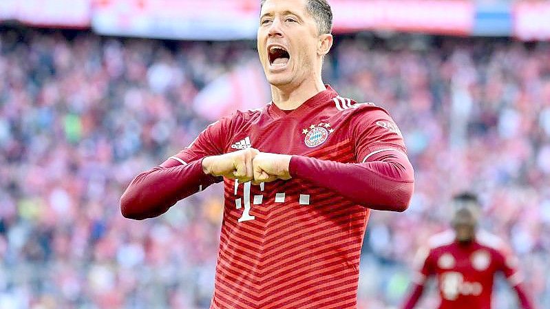 Robert Lewandowski von den Bayern feiert seinen Siegtreffer. Foto: Sven Hoppe/dpa