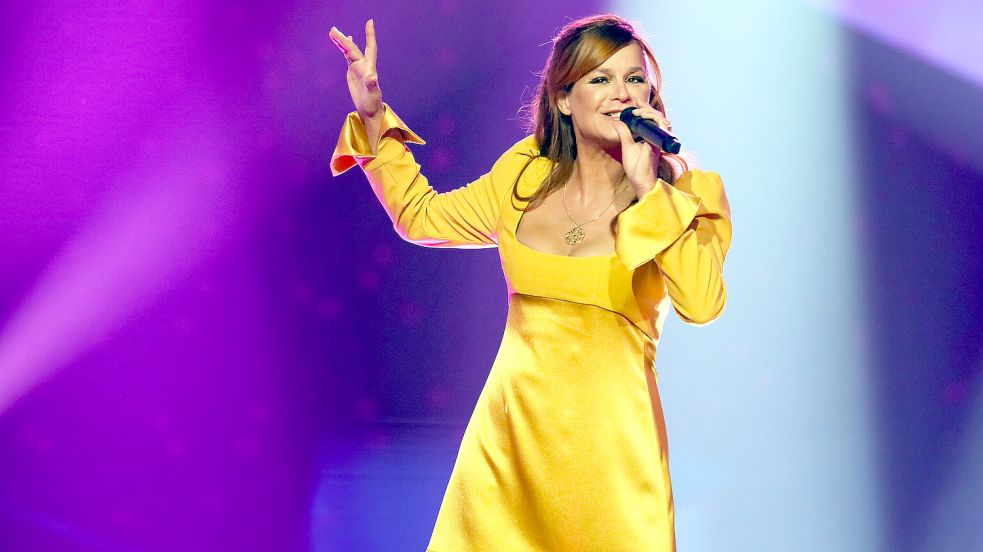 Hello Again 2019 Auftritt der deutschen Schlagersängerin Andrea Berg in einem gelben Kleid bei der SRF-Pop-Schlager-Show Foto: imago-images/Bildagentur Monn