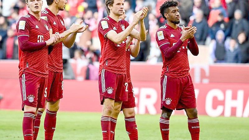 Eine gewisse Erleichterung nach dem Sieg gegen den FC Augsburg war bei den Münchnern spürbar: Die Spieler feiern mit den Fans. Foto: Sven Hoppe/dpa