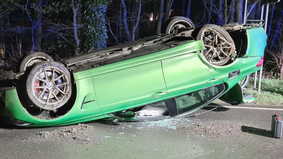 Nach mehreren Überschlägen blieb der BMW des Rhauderfehners auf dem Dach liegen. Foto: Feuerwehr