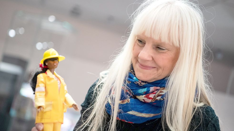 Bettina Dorfmann ist Expertin für Spielzeug. Unter anderem kann sie den Marktwert für Barbie-Puppen einschätzen. Foto: Ortgies/Archiv