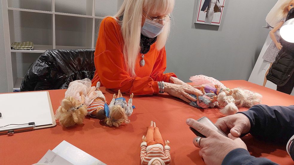 Am Sonntag war Bettina Dorfmann im Emder Landesmuseum und hat die Spielsachen von Interessierten eingeschätzt. Foto: Hanssen